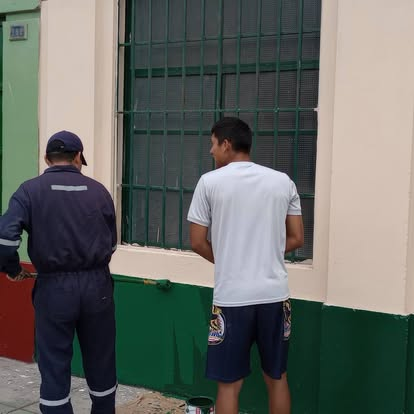 Voluntarios pintando la fachada y ventanas del Hogar
