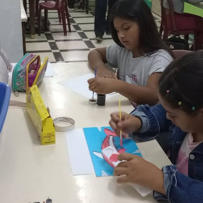 Taller de arte: niñas pintando y creando con témperas