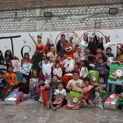 Celebración navideña en el patio del Hogar