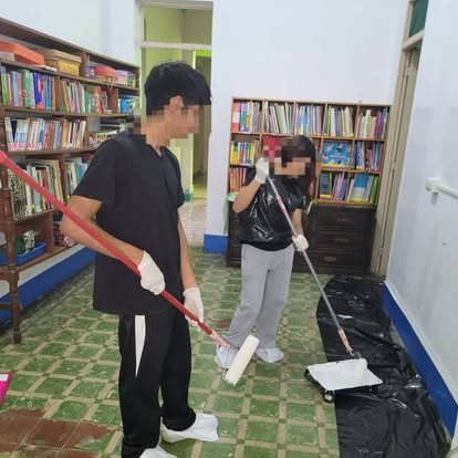 Voluntarios pintando la biblioteca del Hogar