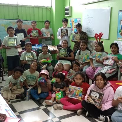 Entrega de libros y material educativo
