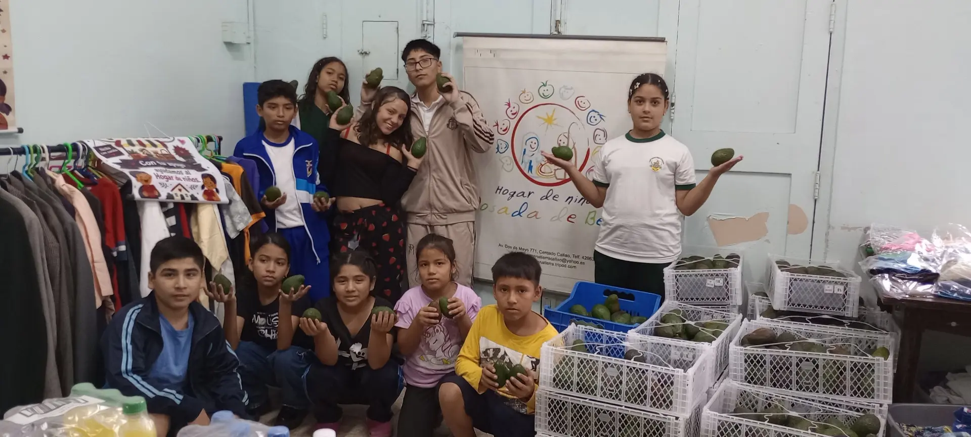 Entrega de alimentos y ropa donada a familias del Callao