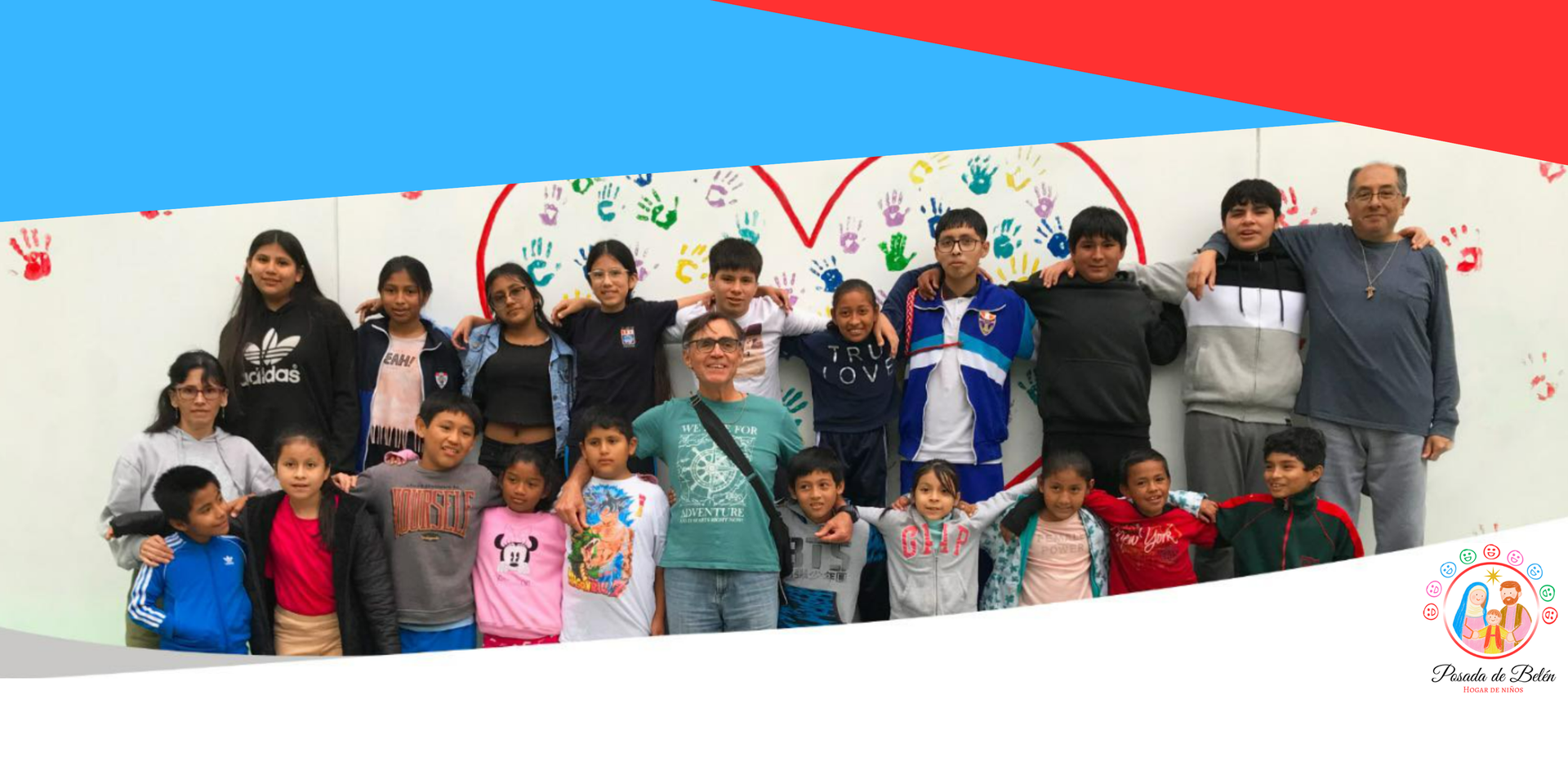 Actividad grupal junto al mural de manos pintadas del Hogar