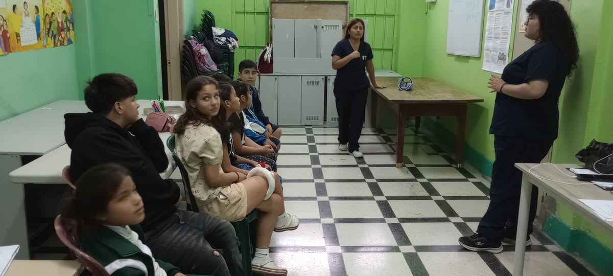 Sesión de tutoría en el aula del Hogar