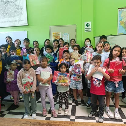 Entrega de regalos y útiles en una campaña del Hogar