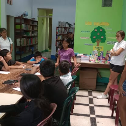 Actividad grupal de convivencia y valores en la biblioteca del Hogar
