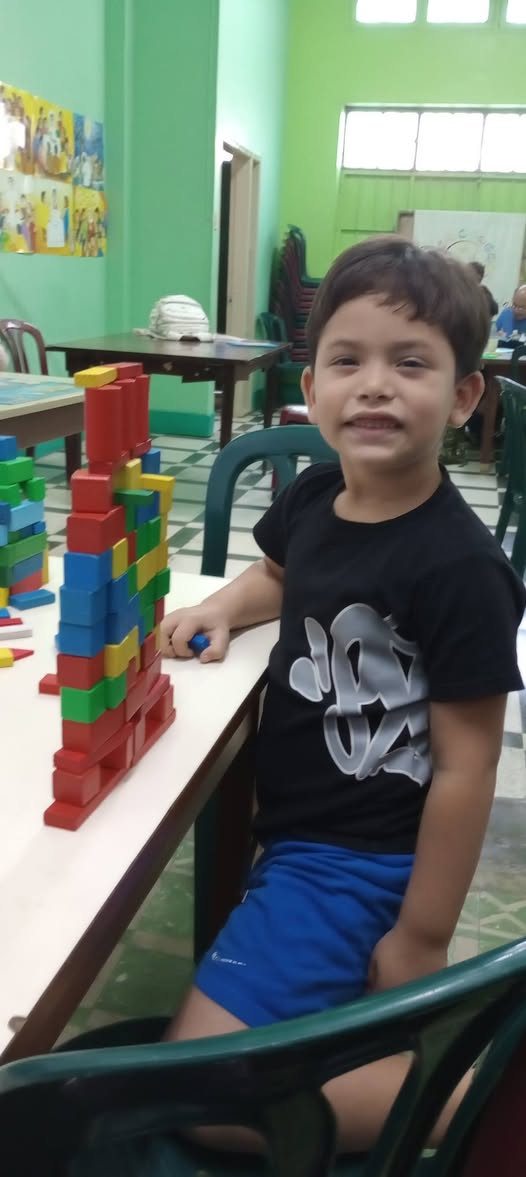 Torre de bloques armada en el taller del Hogar
