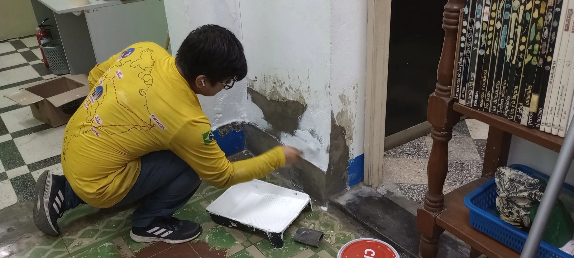 Voluntario pintando y reparando ambientes del Hogar