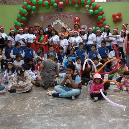 Celebración de Navidad con globos en el Hogar