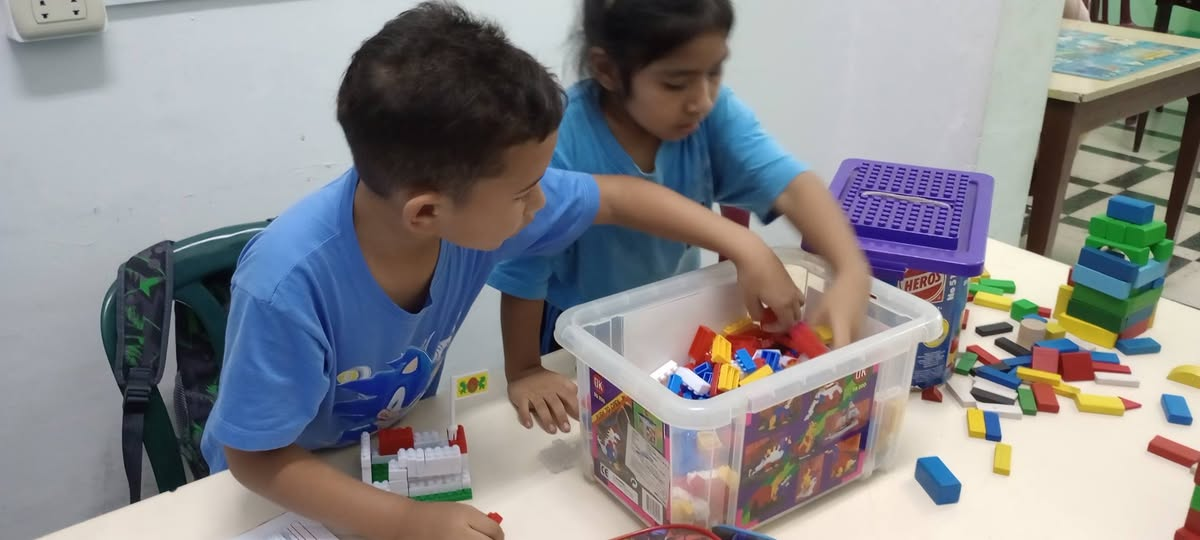 Construcción con bloques durante un taller creativo